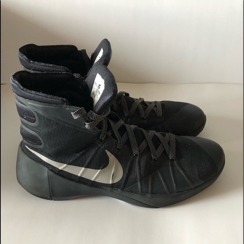 Men’s Nike Ankle Boot Tennis Shoes. In excellent condition.